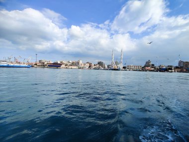 Okyanus ve mavi gökyüzü arka plan ile deniz yanında Balık tutma ve uçan martılar