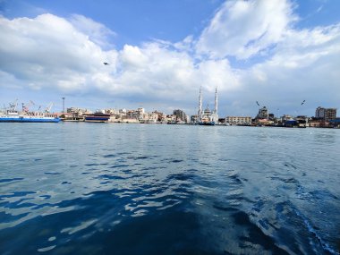 Okyanus ve mavi gökyüzü arka plan ile deniz yanında Balık tutma ve uçan martılar