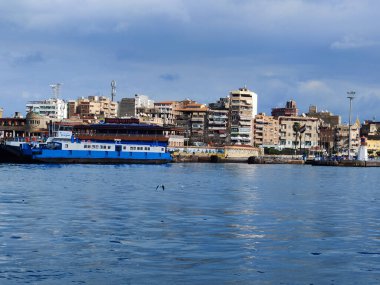 Okyanus ve mavi gökyüzü arka plan ile deniz yanında Balık tutma ve uçan martılar