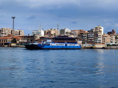 Okyanus ve mavi gökyüzü arka plan ile deniz yanında Balık tutma ve uçan martılar