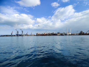Okyanus ve mavi gökyüzü arka plan ile deniz yanında Balık tutma ve uçan martılar
