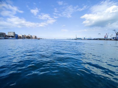 Okyanus ve mavi gökyüzü arka plan ile deniz yanında Balık tutma ve uçan martılar