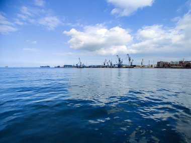 Okyanus ve mavi gökyüzü arka plan ile deniz yanında Balık tutma ve uçan martılar