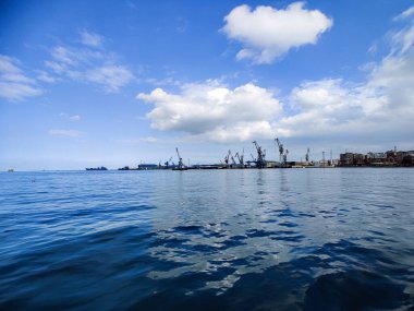 Okyanus ve mavi gökyüzü arka plan ile deniz yanında Balık tutma ve uçan martılar