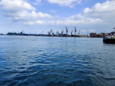 Okyanus ve mavi gökyüzü arka plan ile deniz yanında Balık tutma ve uçan martılar