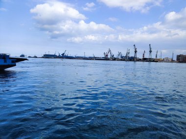 Okyanus ve mavi gökyüzü arka plan ile deniz yanında Balık tutma ve uçan martılar