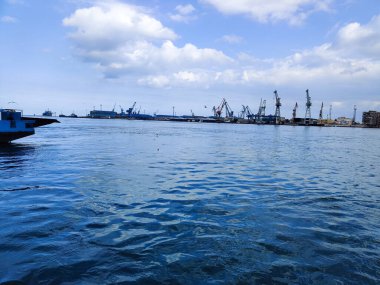 Okyanus ve mavi gökyüzü arka plan ile deniz yanında Balık tutma ve uçan martılar