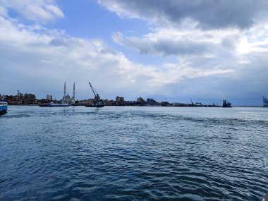 Okyanus ve mavi gökyüzü arka plan ile deniz yanında Balık tutma ve uçan martılar