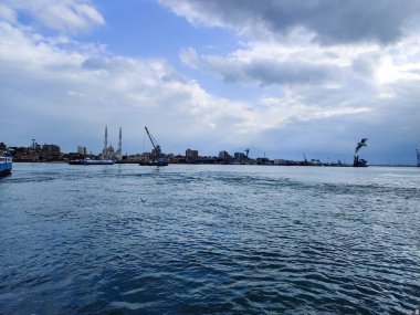 Okyanus ve mavi gökyüzü arka plan ile deniz yanında Balık tutma ve uçan martılar