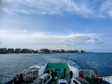 Okyanus ve mavi gökyüzü arka plan ile deniz yanında Balık tutma ve uçan martılar