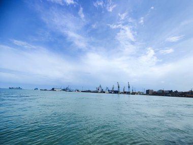 Okyanus ve mavi gökyüzü arka plan ile deniz yanında Balık tutma ve uçan martılar