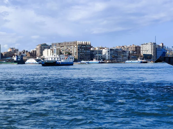 Okyanus Mavi Gökyüzü Arka Plan Ile Deniz Yanında Balık Tutma — Stok fotoğraf