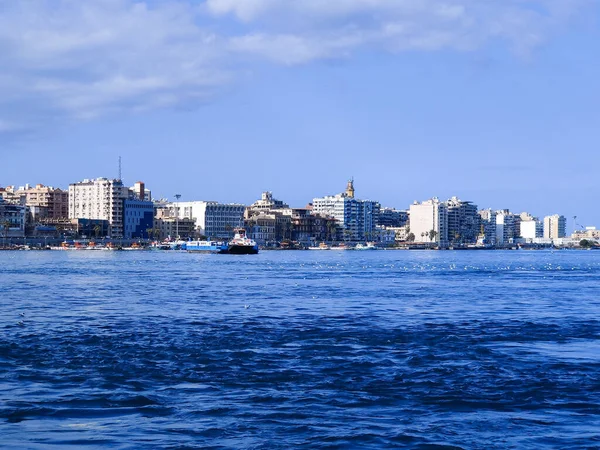 Okyanus ve mavi gökyüzü arka plan ile deniz yanında Balık tutma ve uçan martılar