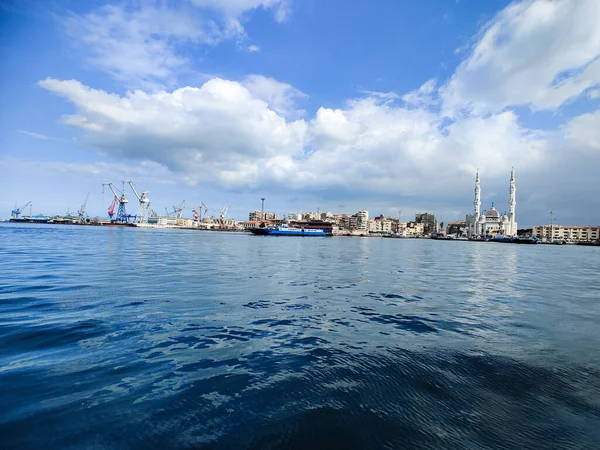 カモメ飛んで 海と青い空の背景に日本海側で釣り — ストック写真
