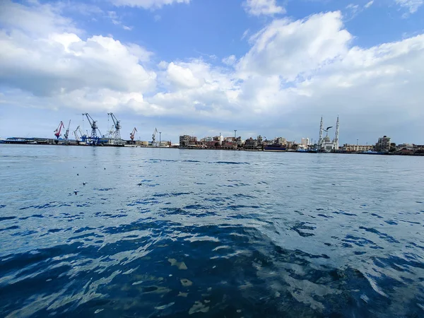 Gaivotas Voando Pescando Lado Mar Com Fundo Oceano Céu Azul — Fotografia de Stock