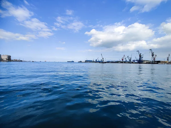 海鸥飞和捕鱼海身边的大海和蓝天背景 — 图库照片