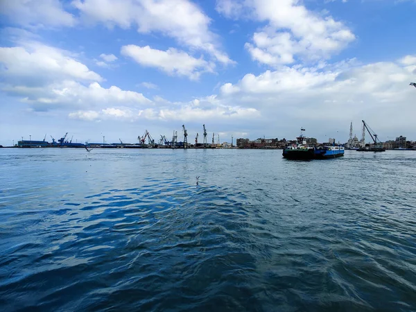 カモメ飛んで 海と青い空の背景に日本海側で釣り — ストック写真