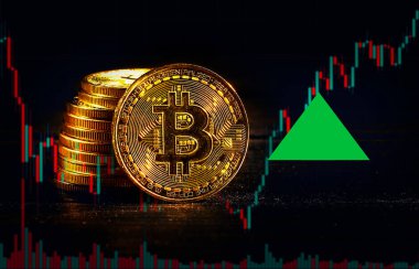 Boğa pazarında bitcoin logosu olan altın paralar yükseliyor. Lider şifreli para birimi Bitcoin BTC ticarette yükseliyor. Merkezi olmayan dijital para biriminin fiyatı artıyor. Siyah arkaplanda elektronik para