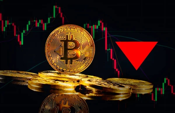 Kripto çöküyor. Ayı pazarına üzerinde bitcoin logosu olan altın sikkeler. Lider kripto para birimi Bitcoin BTC 'nin geri çekilmesi. Merkezi olmayan dijital para birimi düştü. Siyah arkaplanda elektronik para