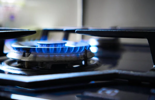 Mutfak ocağı ocağı, yanıcı gaz, sengaz, propan ve bütan gazıyla çalışan bir ocağın üstünde. Gaz hob mavi alev üretir sera gazı emisyonları. Isıtıcı olarak fırın. Doğal kaynakların israfı