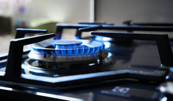 Mutfak ocağı ocağı, yanıcı gaz, sengaz, propan ve bütan gazıyla çalışan bir ocağın üstünde. Gaz hob mavi alev üretir sera gazı emisyonları. Isıtıcı olarak fırın. Doğal kaynakların israfı