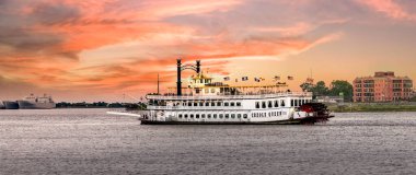 Mississippi nehrinde New Orleans Nehri yüzgeçli tekne