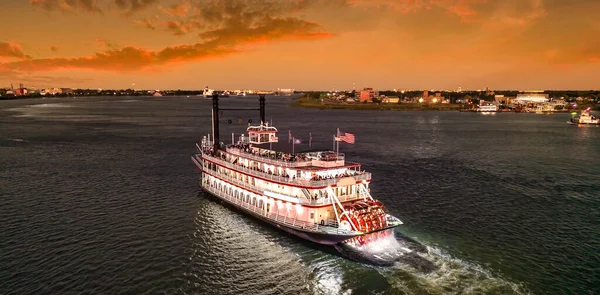Günbatımından sonra New Orleans Nehir Kayığı