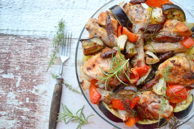 chorizo, patlıcan ve patates ile tavuk güveç