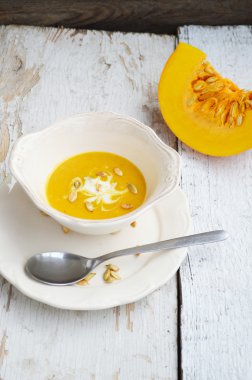 kabak çekirdeği ile bir kase kabak çorbası