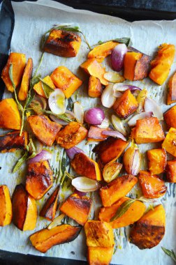 adaçayı ve scallions ile kavrulmuş kabak