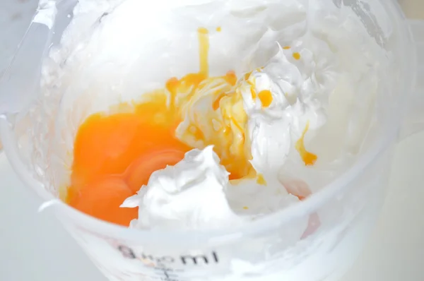 dövülmüş yumurta akı sarısı dan