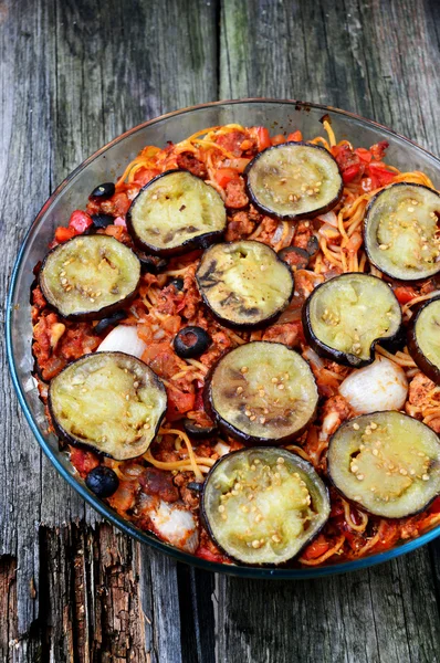 patlıcan ve zeytin, domates soslu makarna