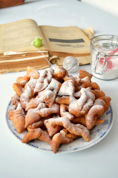 Angel wings (faworki), yağ t kutlamak için yağda kızartılmış Pastalar