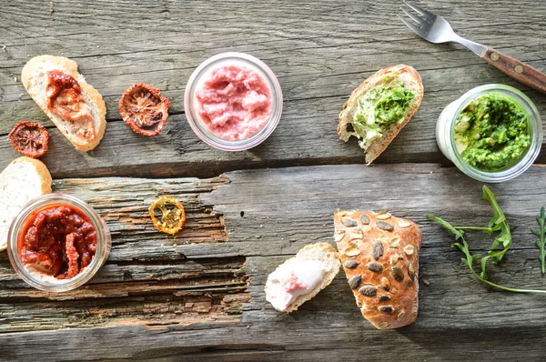 Cream cheese sandwiches in a variety of flavors — Stock Photo, Image