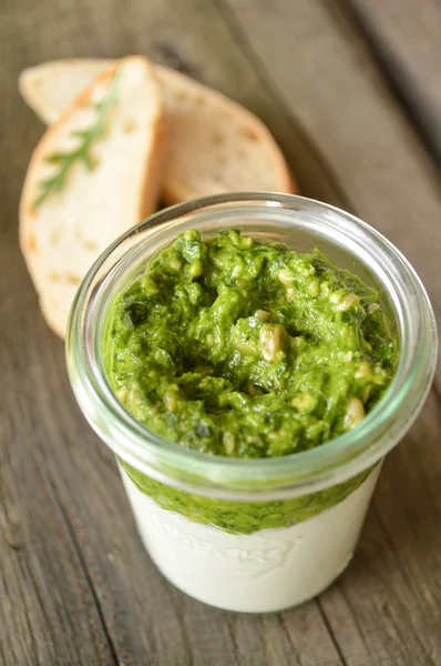 Pesto z rukolą ser ze śmietaną — Zdjęcie stockowe