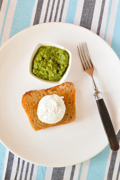 pesto ile ve yumurta tost