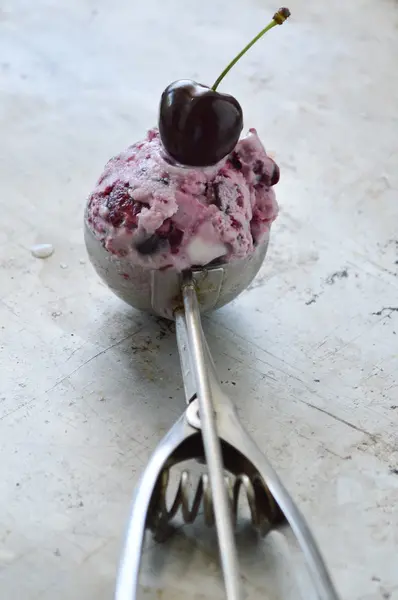 Helado de frutas con cereza — Foto de Stock