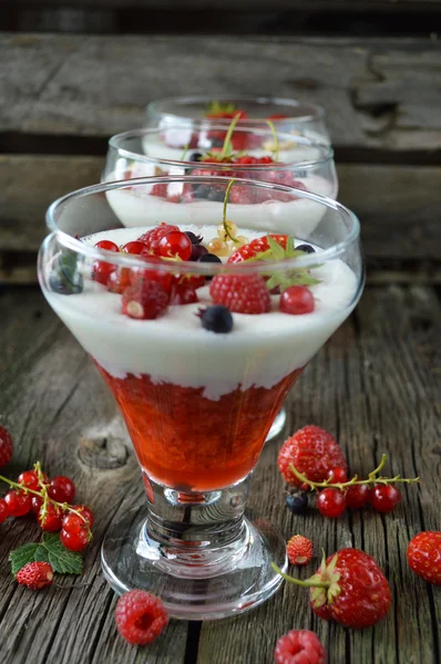 Dessert mit Früchten — Stockfoto