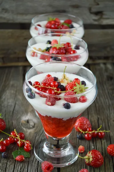 Dessert met fruit — Stockfoto