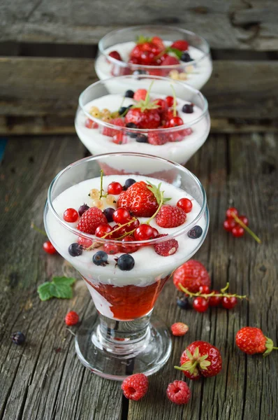 Comida saludable con frutas — Foto de Stock