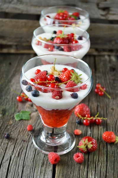 Dessert met fruit — Stockfoto