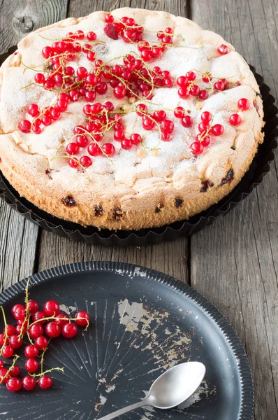 Torta de baga e groselhas vermelhas — Fotografia de Stock