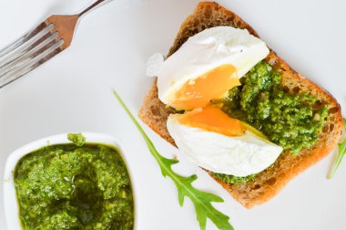 pesto ile ve yumurta tost
