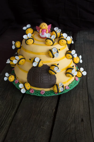 꿀벌과 벌집 모양에 어린이 생일 케이크 — 스톡 사진