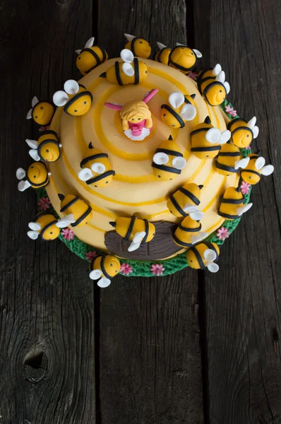çocuk doğum günü pastası şeklinde bir kovan arı ile
