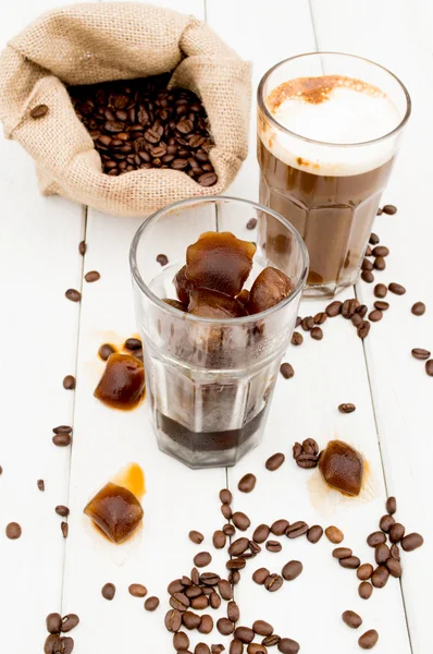 Würfel in einem Glas Eiskaffee. — Stockfoto