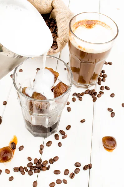 Kub i ett glas iskallt kaffe. — Stockfoto