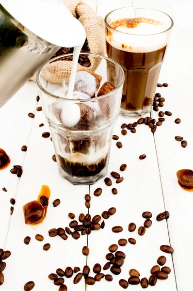 Würfel in einem Glas Eiskaffee. — Stockfoto