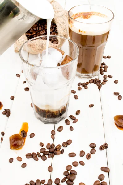 Würfel in einem Glas Eiskaffee. — Stockfoto