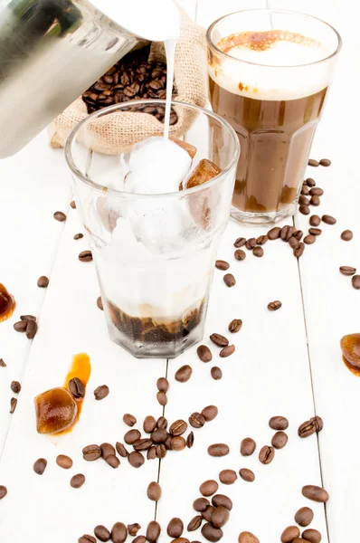 Würfel in einem Glas Eiskaffee. — Stockfoto